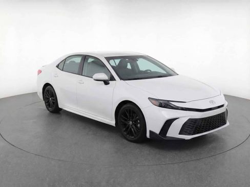 Used 2025 Toyota Camry SE image 3