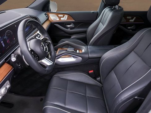 Used 2024 Mercedes-Benz GLS 580 4MATIC image 9