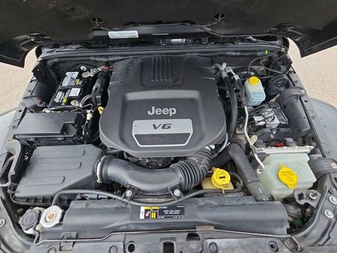 Used 2018 Jeep Wrangler Unlimited Sahara w/ Connectivity Group AWD/4WD image 31