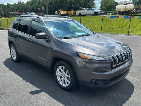Used 2018 Jeep Cherokee Latitude Plus FWD image 7