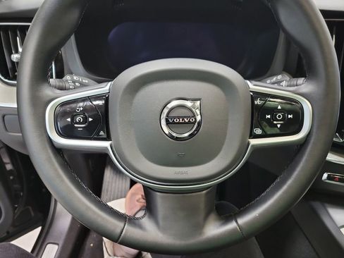 Used 2025 Volvo XC60 B5 Plus image 4