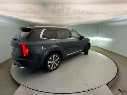 Used 2022 Kia Telluride EX w/ EX Premium Package FWD image 2