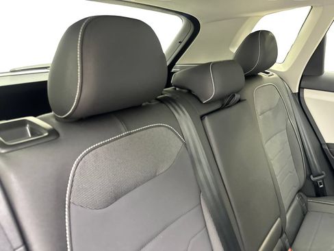 Used 2025 Volkswagen Taos SE w/ Panoramic Sunroof Package FWD image 40