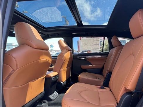 New 2026 Toyota Highlander Platinum AWD/4WD image 14