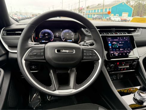 Used 2025 Jeep Grand Cherokee Altitude image 15
