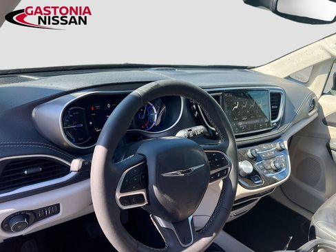 Used 2024 Chrysler Pacifica Limited FWD image 11