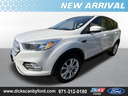 Used 2017 Ford Escape SE image 3