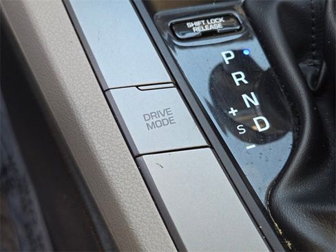 Used 2019 Hyundai Elantra SE image 32
