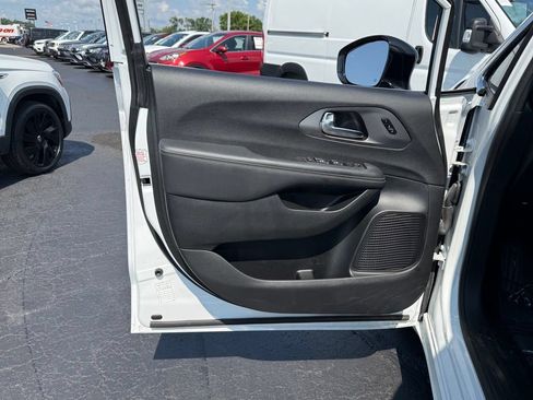 Used 2026 Chrysler Pacifica Select FWD image 20