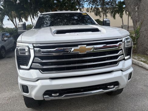 Used 2024 Chevrolet Silverado 2500 High Country w/ High Country Premium Package AWD/4WD image 2