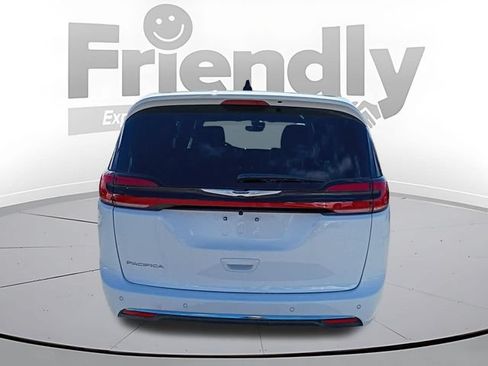 Used 2026 Chrysler Pacifica Select FWD image 6