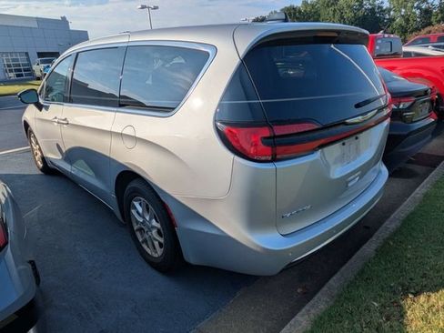 Used 2024 Chrysler Pacifica Touring-L FWD image 4