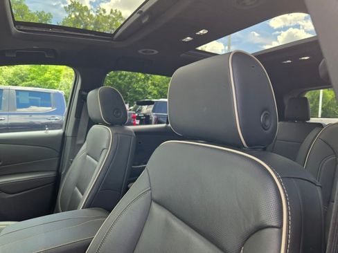 Used 2023 Chevrolet Traverse Premier FWD image 27