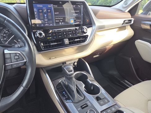 Used 2021 Toyota Highlander Platinum AWD/4WD image 32