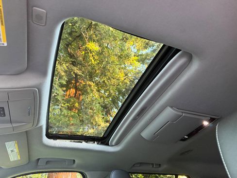 Used 2017 GMC Yukon XL SLT w/ Open Road Package image 12