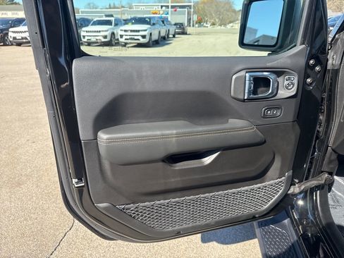 Certified 2025 Jeep Gladiator Sport image 18