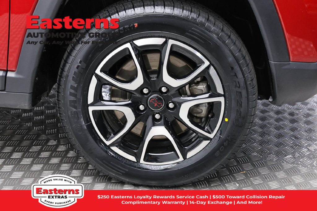 Used 2025 Jeep Compass Trailhawk AWD/4WD image 32