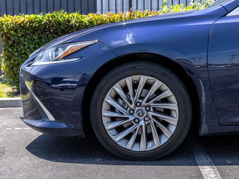 Used 2019 Lexus ES 300h w/ Accessory Package 2 FWD image 4