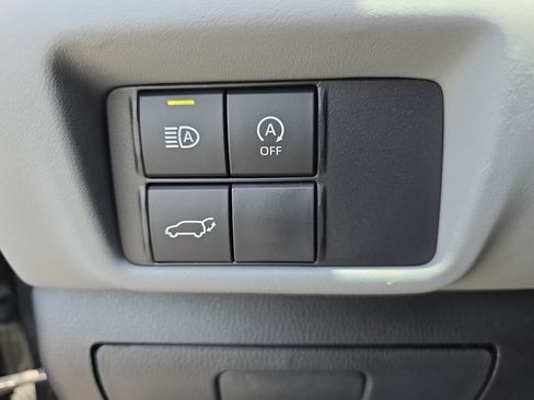 Used 2024 Toyota Highlander XLE FWD image 25