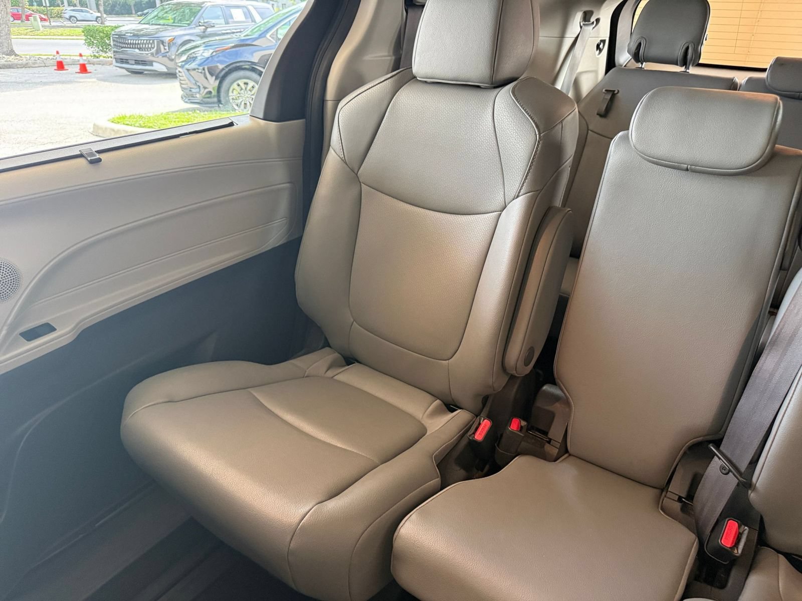 Used 2024 Toyota Sienna XLE FWD image 41