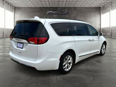 Used 2017 Chrysler Pacifica Touring-L w/ Tire & Wheel Group FWD image 3