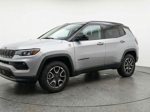Used 2025 Jeep Compass Trailhawk AWD/4WD image 3