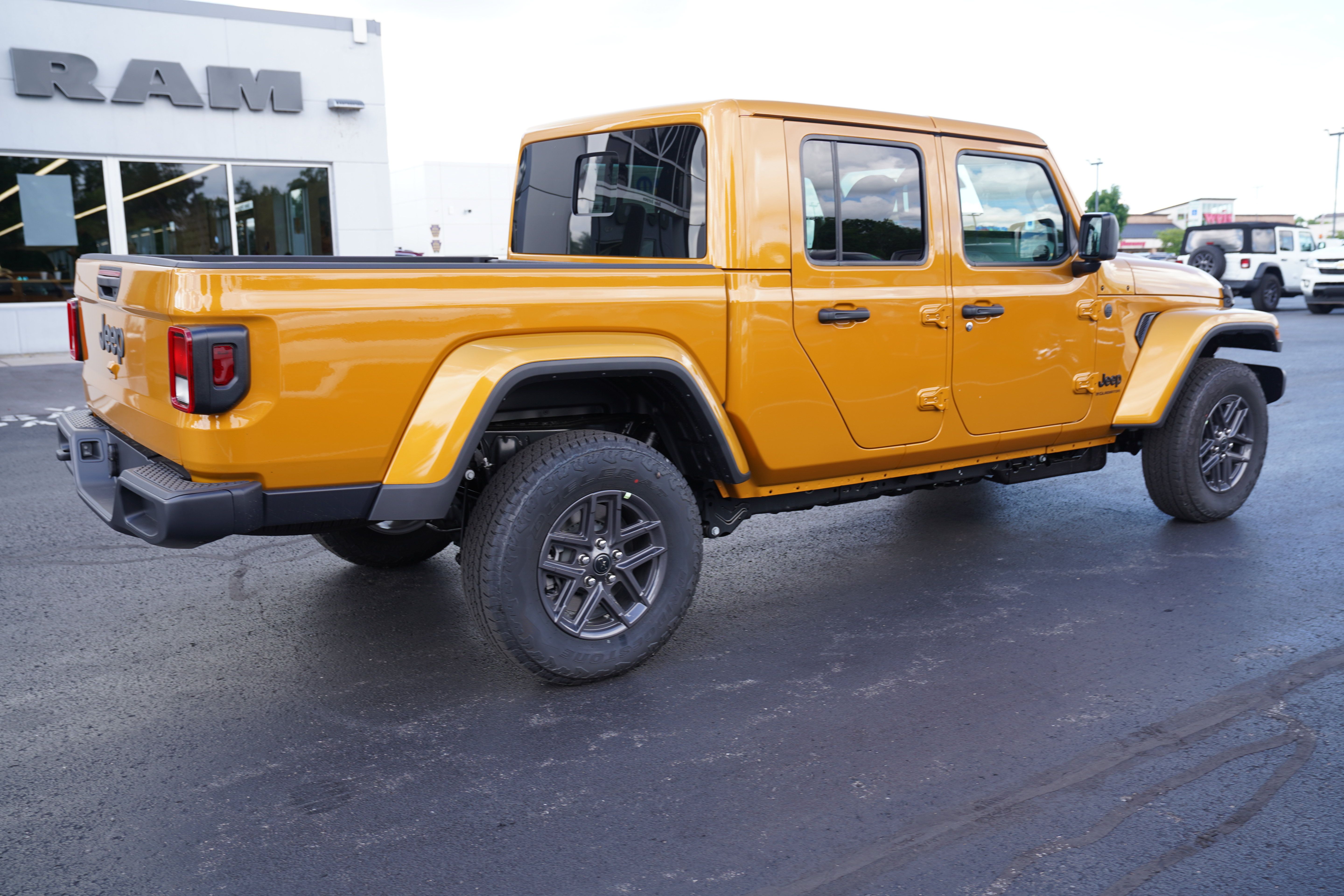 New 2026 Jeep Gladiator Sport AWD/4WD image 3