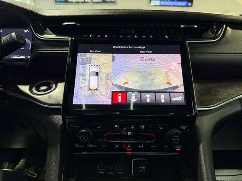 Used 2024 Jeep Grand Cherokee L Limited w/ Luxury Tech Group II AWD/4WD image 18