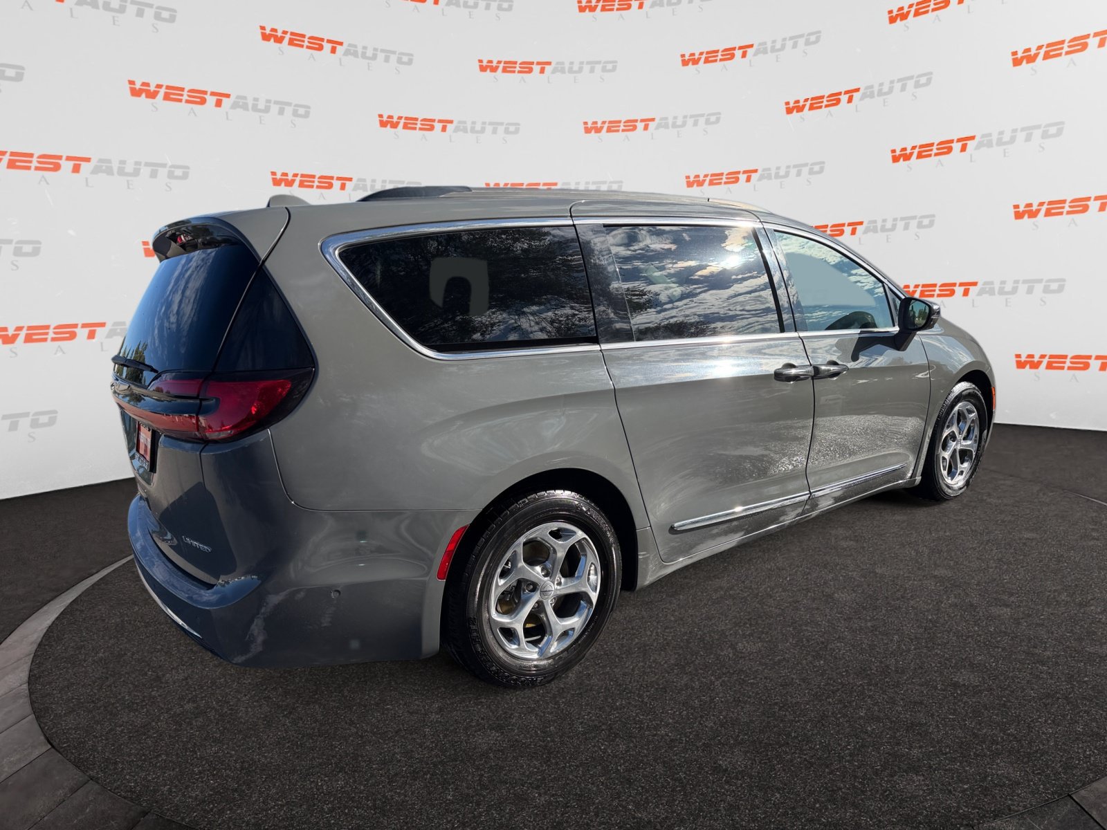 Used 2022 Chrysler Pacifica Limited FWD image 5