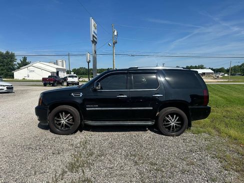 Used 2011 Cadillac Escalade Luxury AWD/4WD image 4