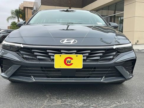 New 2025 Hyundai Elantra Limited image 4