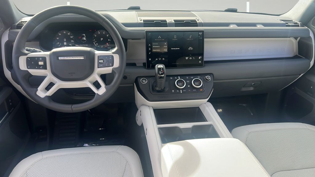 Used 2025 Land Rover Defender 110 X-Dynamic SE AWD/4WD image 15