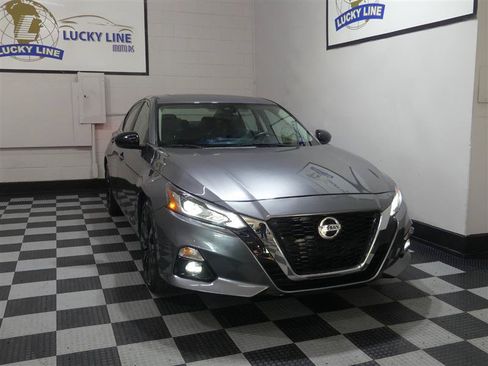 Used 2022 Nissan Altima 2.5 SR w/ Midnight Edition Package FWD image 5
