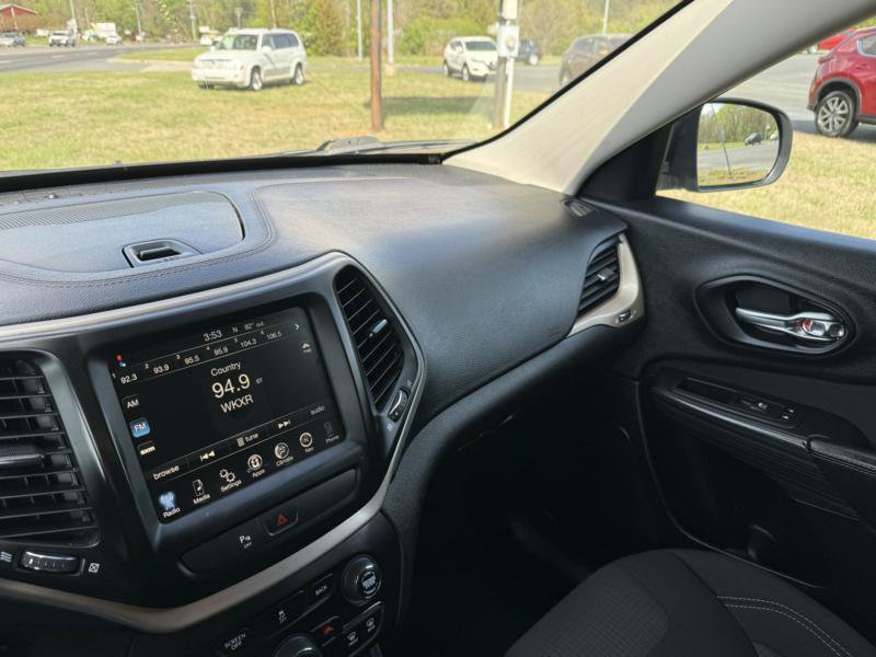 Used 2017 Jeep Cherokee Latitude w/ Safety/Convenience Group FWD image 24