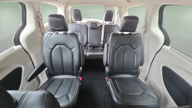 Used 2023 Chrysler Pacifica Touring-L FWD image 12