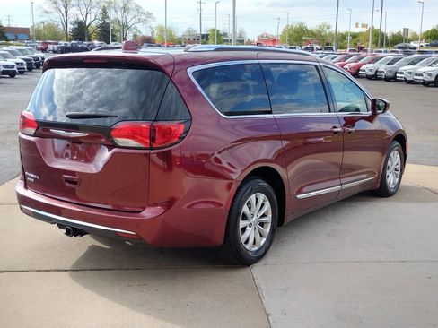 Used 2018 Chrysler Pacifica Touring-L Plus FWD image 5