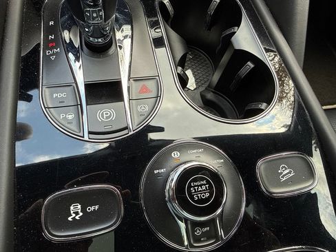 Used 2021 Bentley Bentayga AWD/4WD image 24