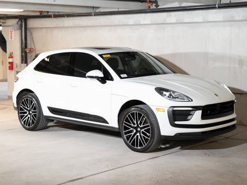 Certified 2024 Porsche Macan AWD/4WD image 7