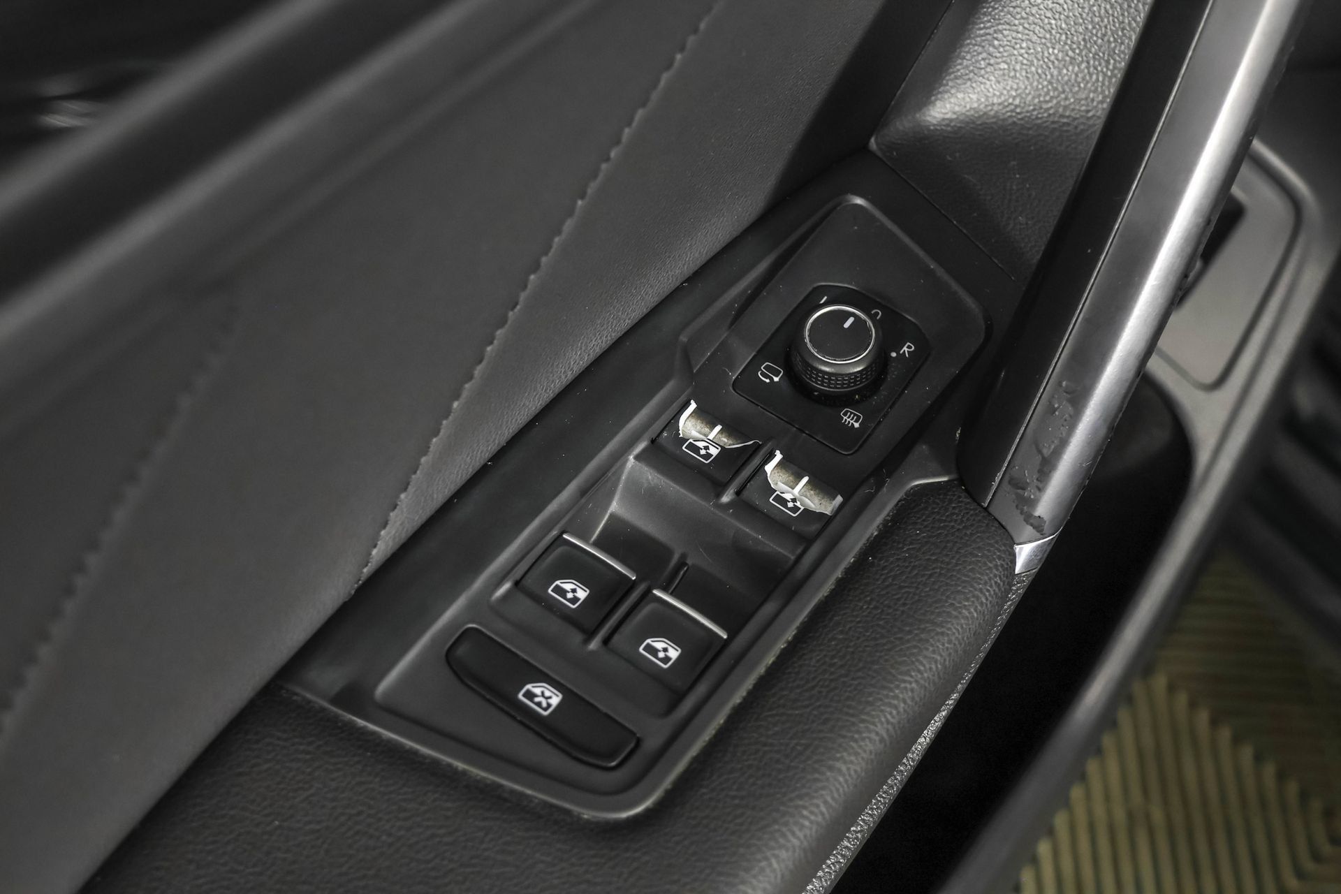 Used 2018 Volkswagen Tiguan SEL Premium AWD/4WD image 35