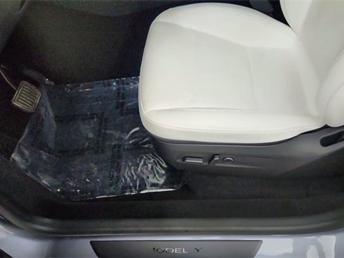 Used 2026 Tesla Model Y 2WD image 32
