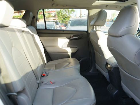 Used 2020 Toyota Highlander XLE FWD image 19