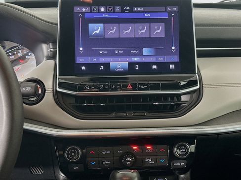 Used 2025 Jeep Compass Limited image 23