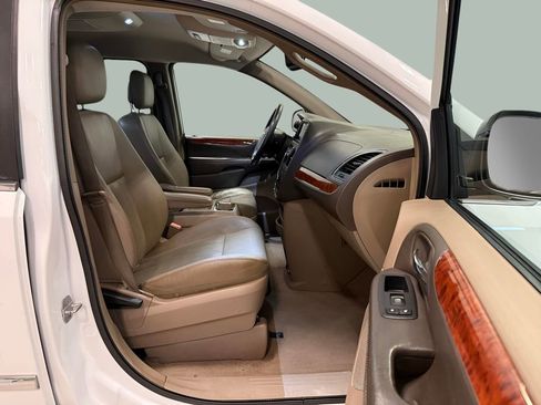 Used 2016 Chrysler Town & Country Touring image 33