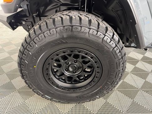 Used 2025 Jeep Wrangler Unlimited Sahara w/ Safety Group AWD/4WD image 12