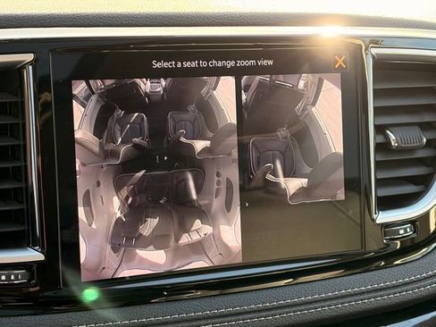 Used 2023 Chrysler Pacifica Limited w/ Uconnect Theater Family Group FWD image 21