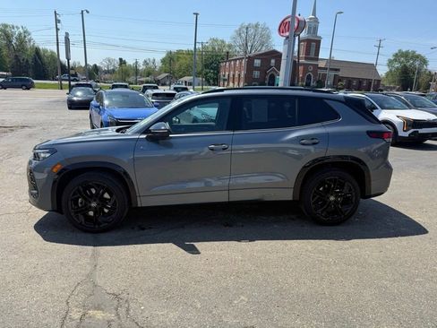 Used 2025 Volkswagen Tiguan SE R-Line image 4