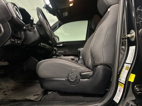 Used 2017 Toyota Tacoma TRD Sport w/ Tow Package (A/T) image 17