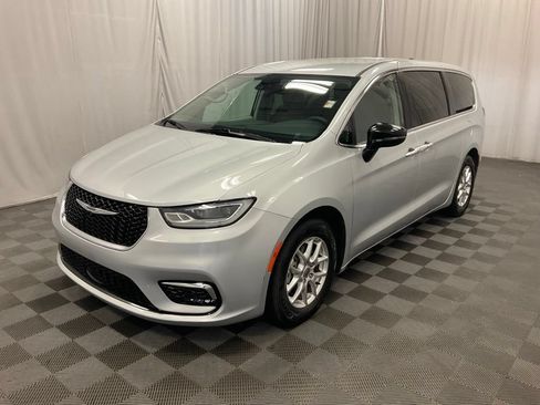 Used 2024 Chrysler Pacifica Touring-L FWD image 5