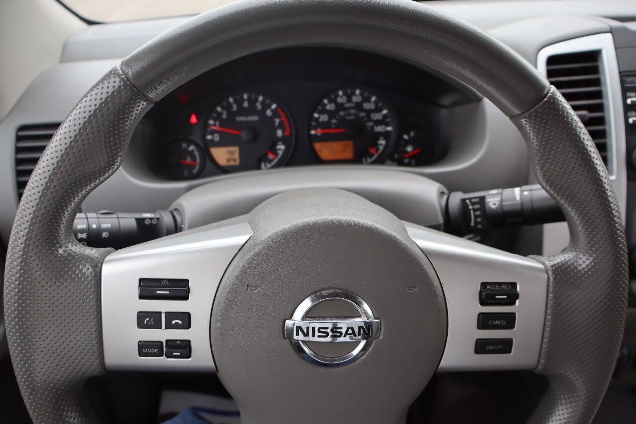 Used 2014 Nissan Frontier SV w/ SV Value Truck Package AWD/4WD image 11