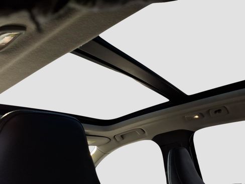 Certified 2023 Volvo XC40 B5 Plus w/ Driver Assist Package image 15